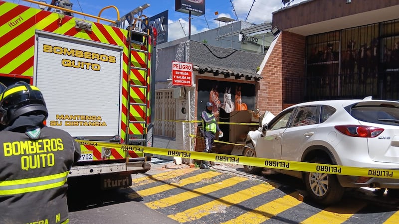 Auto perdió los frenos y se estrelló contra consultorio dental en Quito