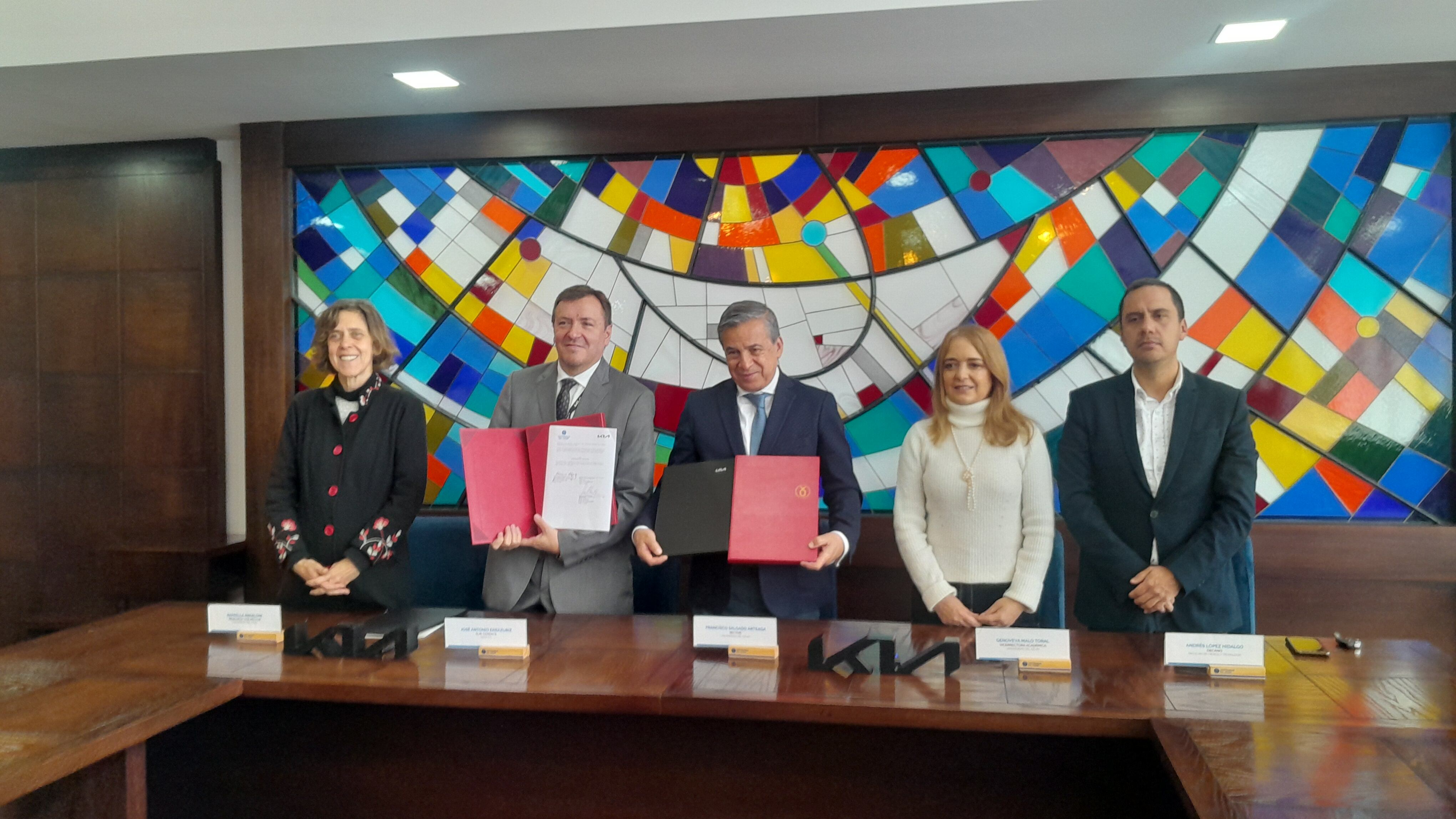 Kia firma convenio con la Universidad del Azuay para la reutilización de baterías de vehículos eléctricos
