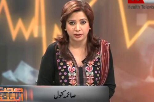 Un policia golpeó a una reportera en vivo y ella enfrentará cargos