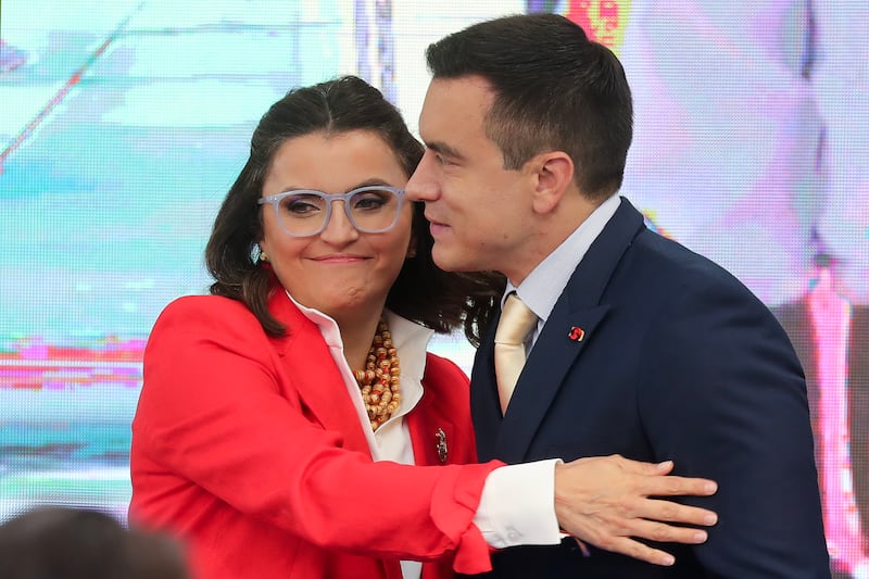 El presidente de Ecuador, Daniel Noboa, y la nueva vicepresidenta electa, María José Pinto, saludan durante la entrega de las credenciales del Consejo Nacional Electoral (CNE) como ganadores de las elecciones de 2023 este jueves, en Quito (Ecuador). EFE/ José Jácome