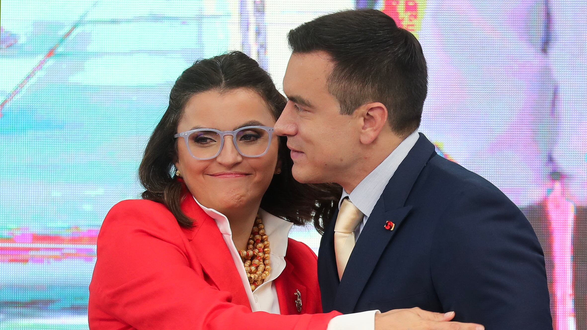 El presidente de Ecuador, Daniel Noboa, y la nueva vicepresidenta electa, María José Pinto, saludan durante la entrega de las credenciales del Consejo Nacional Electoral (CNE) como ganadores de las elecciones de 2023 este jueves, en Quito (Ecuador). EFE/ José Jácome