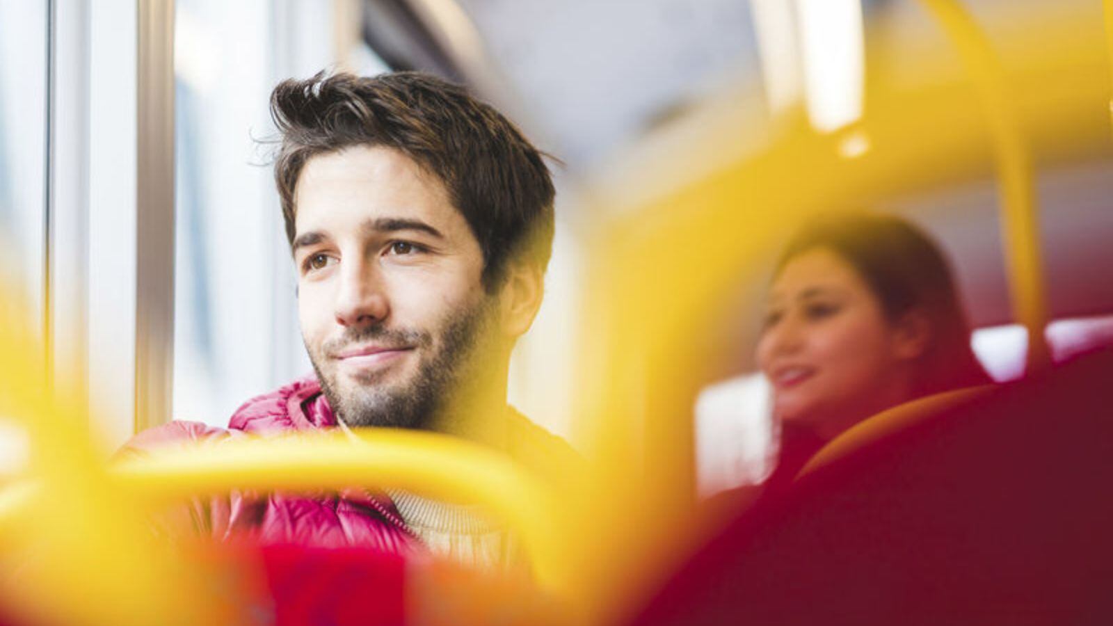 “Daría lo que fuera por charlar un rato”: Hombre se enamoró en la micro y ahora busca a su amada en redes sociales