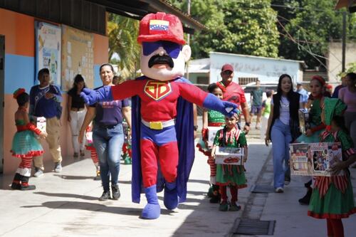 “Cómo les van a dar esta porquería”: niños venezolanos recibieron muñecos de Maduro y su esposa