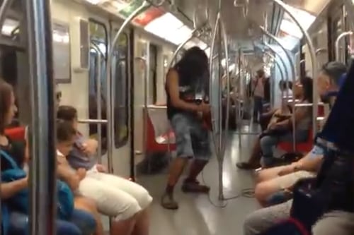 ¡Mueran, insectos! Rockero se luce interpretando el opening de “Dragon Ball Z” en la Línea 1 del Metro
