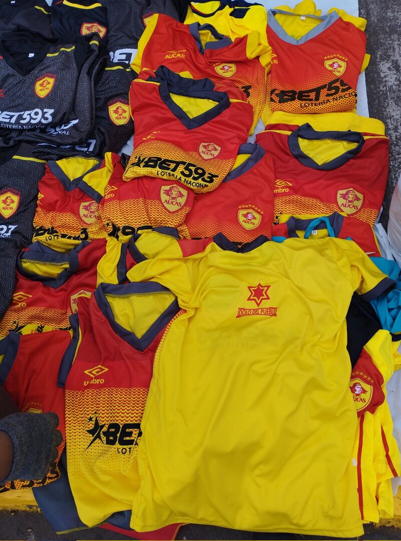 Hinchas de Aucas ya hacen largas filas para adquirir un boleto.
