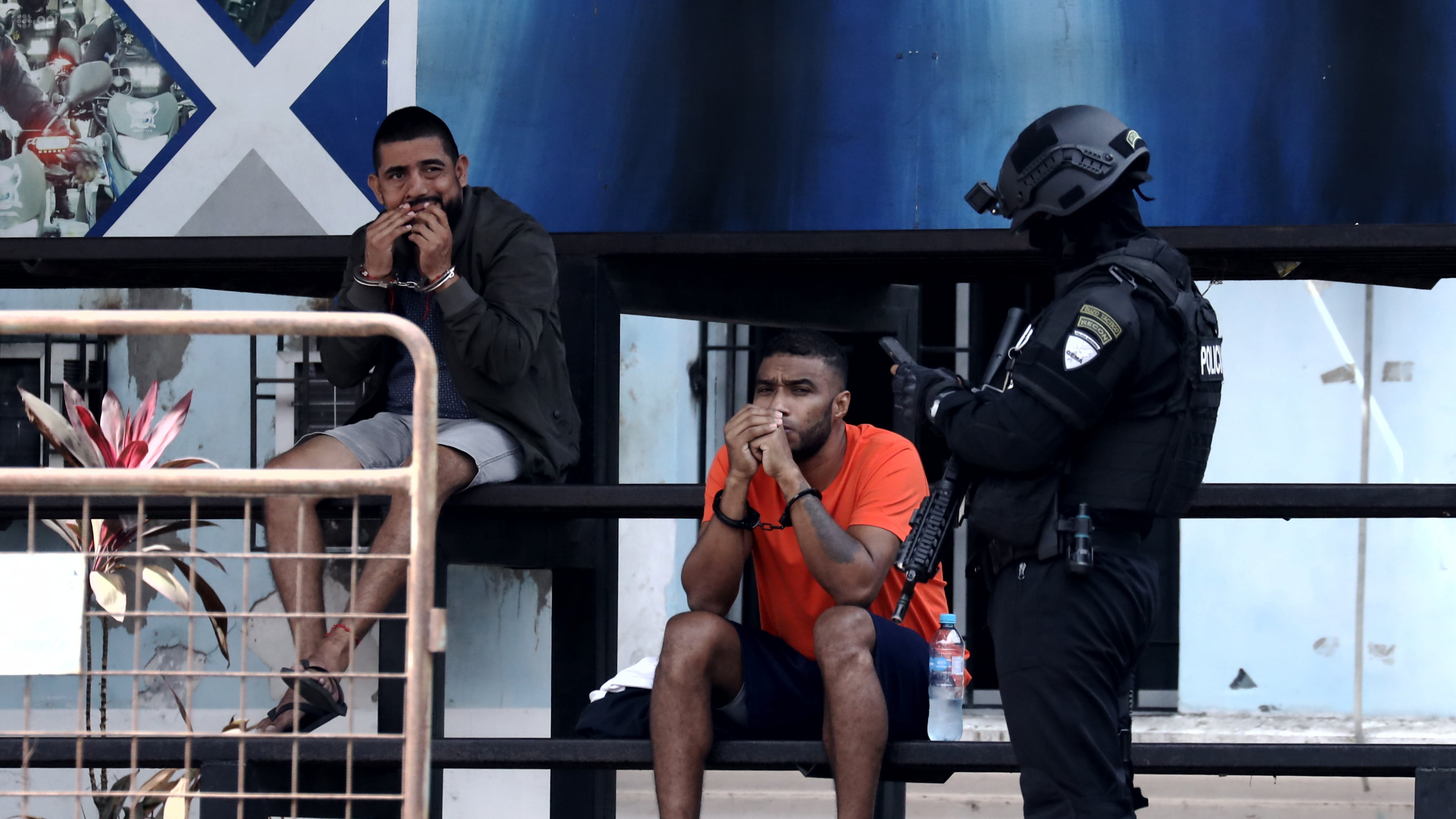 Esta madrugada se realizaron varios allanamientos en el cantón Durán, entre ellos el Municipio, la ATD y una estación del Cuerpo de Bomberos, dejando 24 detenidos. En la gráfica el detenido alias "Negro Tulio" quien fue repatriado en el mes de mayo desde Panamá y permanecía en la Penitenciaria del Litoral, desde dónde "supuestamente" seguía ordenando.
Fotos: API/API
