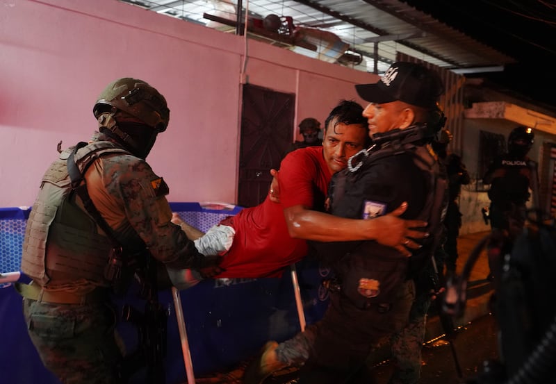 Amigos en "piscinazo" en toque de queda