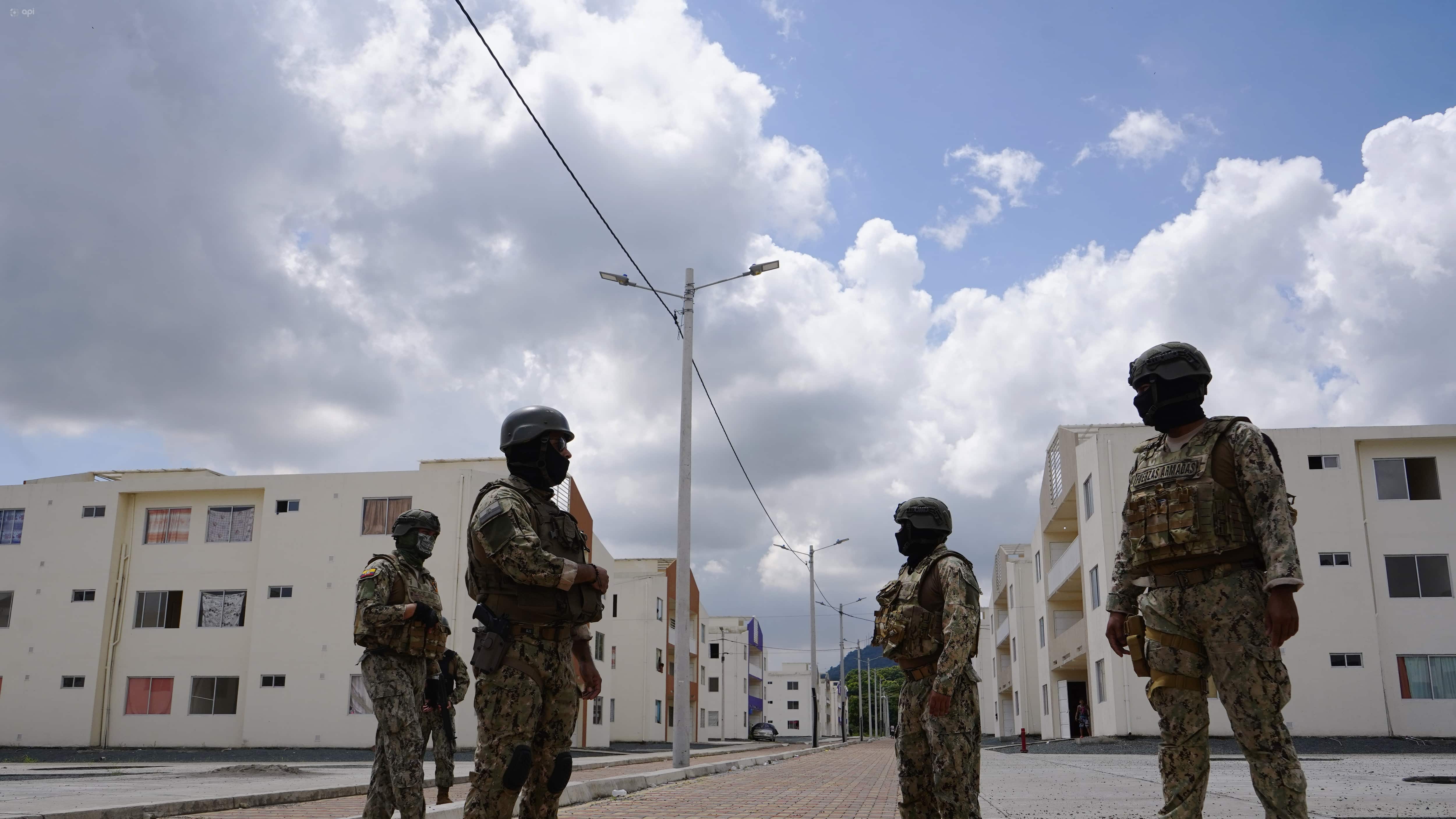 Guayaquil, viernes 07 de marzo del 2025
La Policía en conjunto con las fuerzas Armadas allanaron varias viviendas del plan habitacional Sueño Guayaquileño, que según denuncias esta "tomado" por el GDO de los Tiguerones.
Fotos: César Muñoz/API