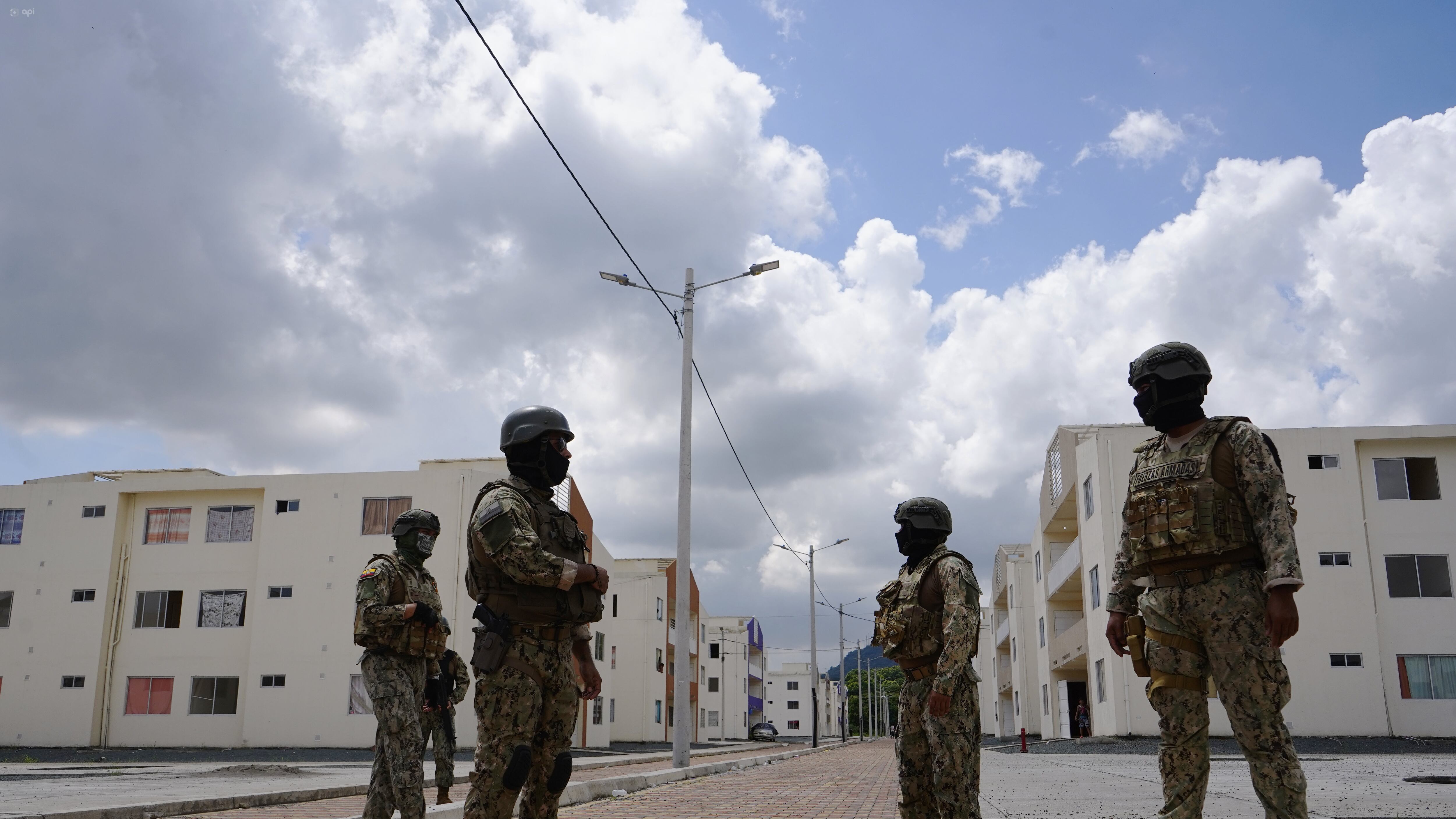 Guayaquil, viernes 07 de marzo del 2025
La Policía en conjunto con las fuerzas Armadas allanaron varias viviendas del plan habitacional Sueño Guayaquileño, que según denuncias esta "tomado" por el GDO de los Tiguerones.
Fotos: César Muñoz/API