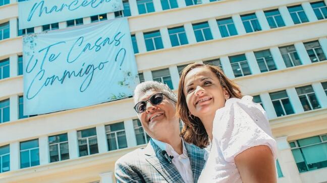 La pedida de mano Marcela Aguiñaga frente a la Prefectura de Guayas