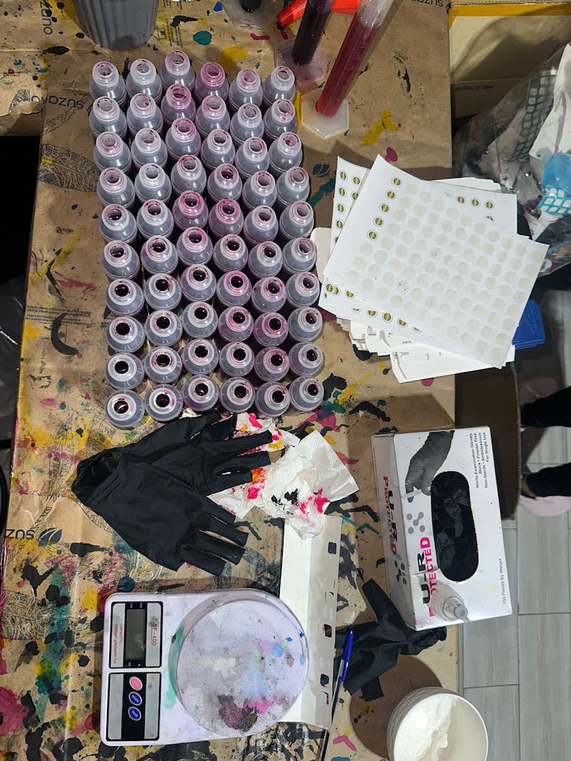 Desarticulan red que fabricaba tintas falsificadas de impresoras de marcas reconocidas en Quito. Foto: Policía Nacional