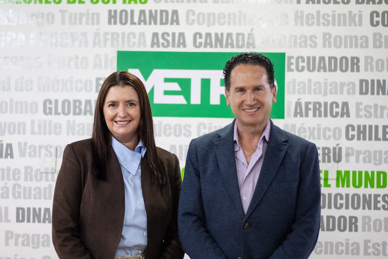 Florencia Burneo, Gerente General Courtyard by Marriott Quito Airport, y Hernán Cueva, CEO Metro Ecuador.