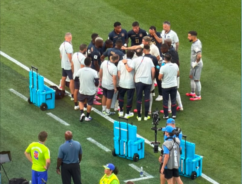 En el minuto de hidratación, Sebastián Beccacece da indicaciones puntuales a los jugadores de la Tricolor.