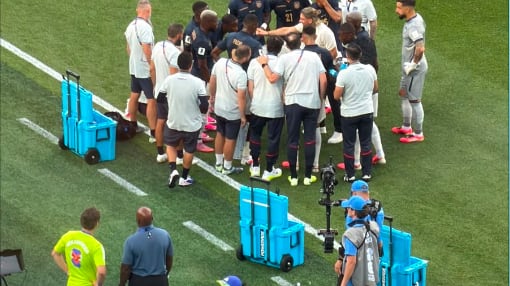En el minuto de hidratación, Sebastián Beccacece da indicaciones puntuales a los jugadores de la Tricolor.