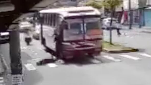 ¡Indignante! Adulto mayor es empujado por el controlador de bus en el Valle de los Chillos
