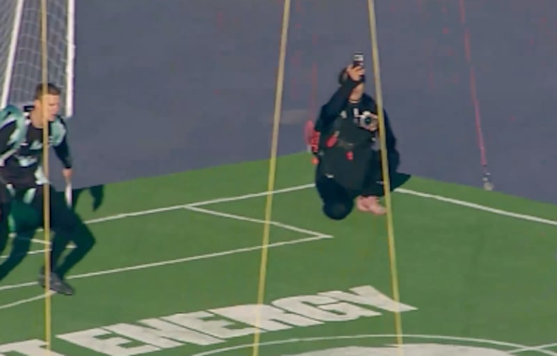 Sergey Boytsov juega fútbol a 1.800 metros de altura bajo un globo aerostático.