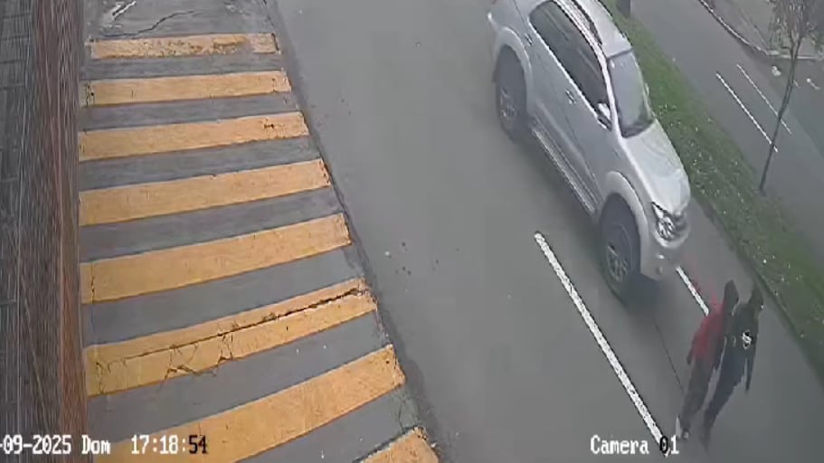 Cámaras registraron el momento en que un vehículo atropelló a un joven en el norte de Quito