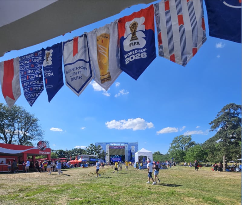 En un gran terreno bajo el sol se vive el Fan Fest en Filadelfia donde comparten cientos de ecuatorianos con personas de varias partes del mundo.