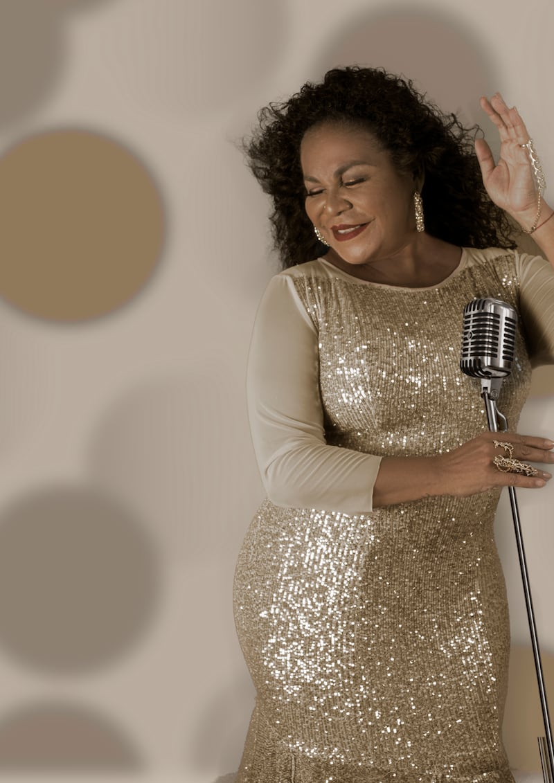Eva Ayllón llega a Ecuador