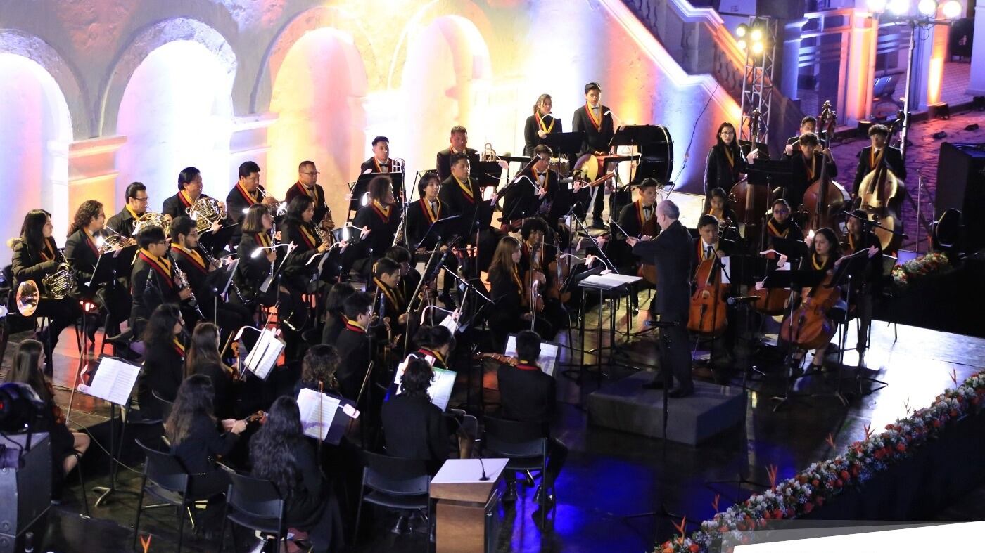 La Orquesta Sinfónica Juvenil del Ecuador bajo la dirección del maestro Patricio Aizaga.