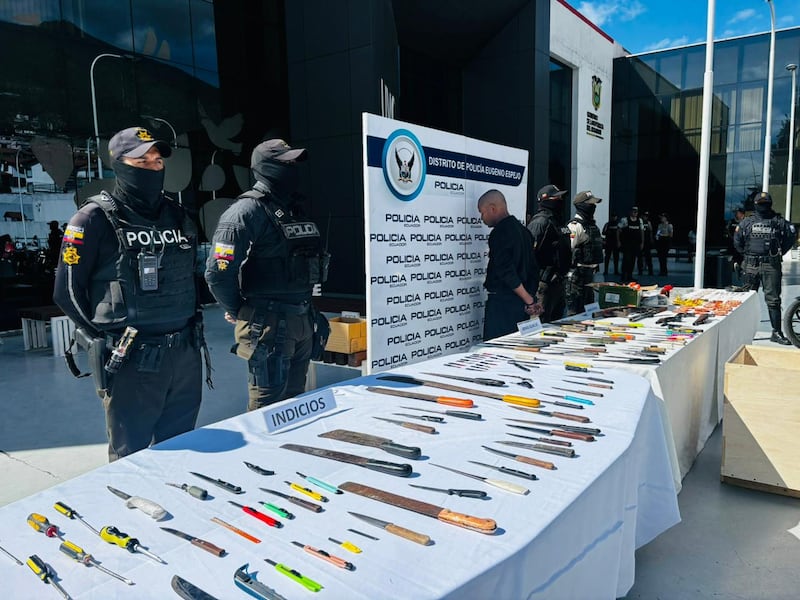 Operativo Apolo deja detenidos, armas y más de 1.300 dosis de droga incautadas en Quito