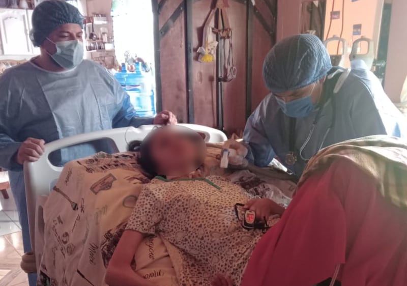 Madre denuncia supuesta mala práctica médica tras cirugía de escoliosis en su hija de 13 años