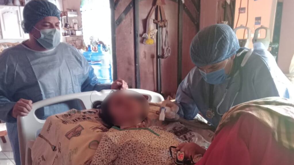 Madre denuncia supuesta mala práctica médica tras cirugía de escoliosis en su hija de 13 años