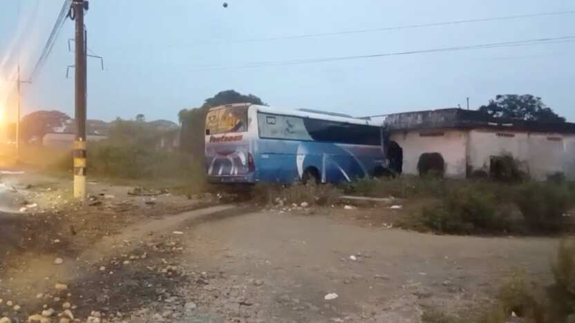 Fuerte siniestro de tránsito entre buses interprovinciales en la vía Babahoyo - Fuente: ECU911