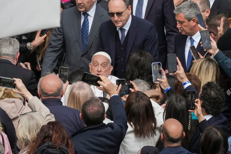 El papa Francisco llega al final de la misa del Domingo de Ramos en la plaza de San Pedro del Vaticano, el domingo 13 de abril de 2025. (AP Foto/Alessandra Tarantino)