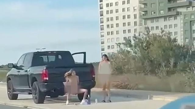 Mujeres son arrestadas tras desnudarse en una calle de Murcia - Fuente: Video de X