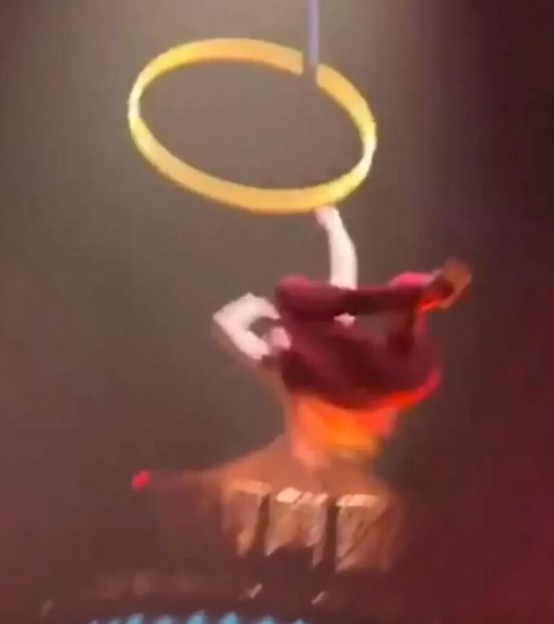 El momento en que una bailarina cayó de varios metro de altura durante un espectáculo en vivo.