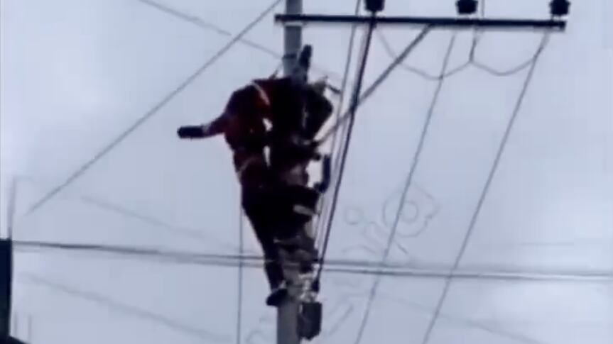Tragedia en poste eléctrico: dos trabajadores mueren electrocutados en Zamora Chinchipe