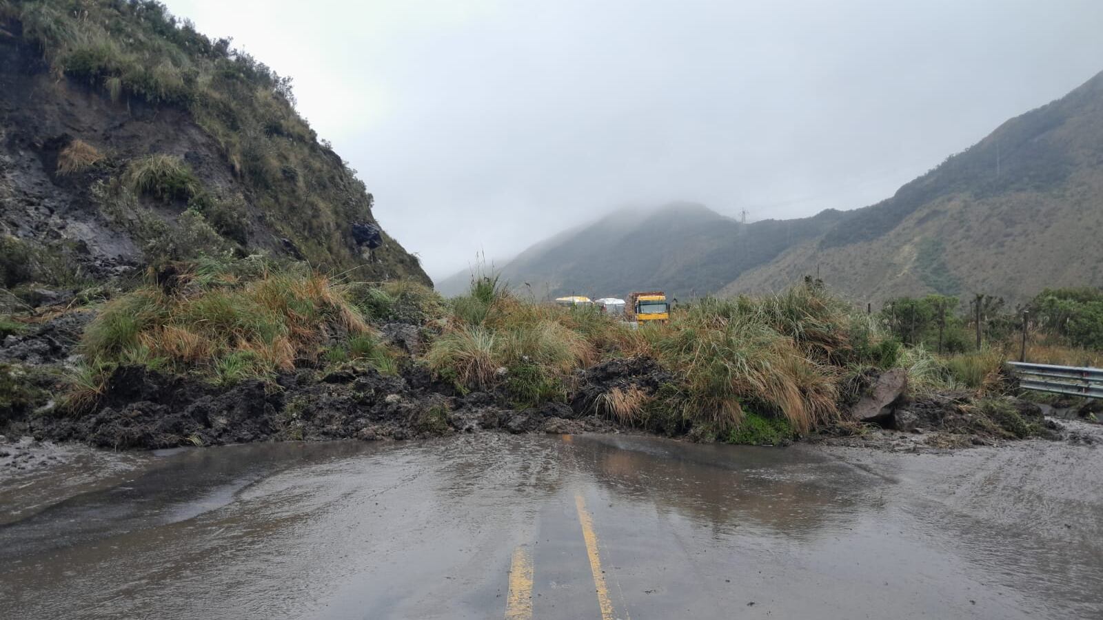 ¡Paso bloqueado! Derrumbe en el vía Pifo – Papallacta en el Día del Padre