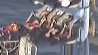 VIDEO: así fue el rescate de ocho personas que quedaron suspendidas a 30 metros de altura en una montaña rusa - Fuente: Video de X