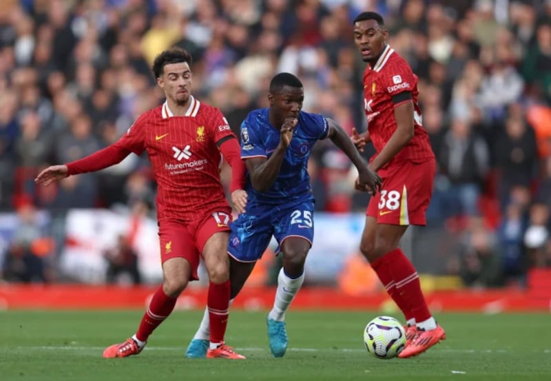 Moisés Caicedo con el Chelsea ante el Liverpool