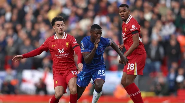 Moisés Caicedo con el Chelsea ante el Liverpool