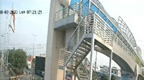 Mujer se lanzó de puente peatonal