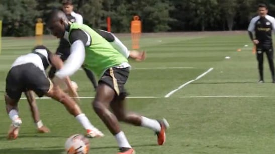Moisés Caicedo entrena duro en el Chelsea