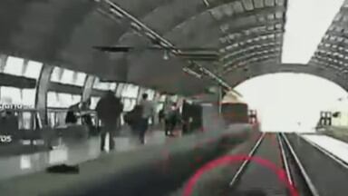 Pantallazo video hombre cae a las vías del tren