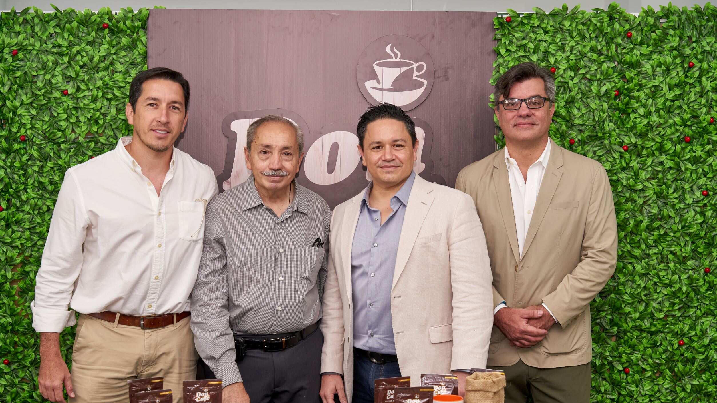 Roberto Salcedo, gerente de ventas; Don Jorge Salcedo B., presidente; Jorge Andrés Salcedo Compte, gerente general y Guillermo Arosemena, gerente de exportaciones.