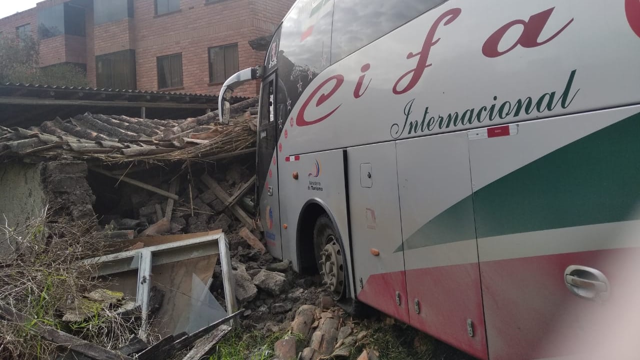 El bus perdió pista y se impactó contra una vivienda en Cuenca.