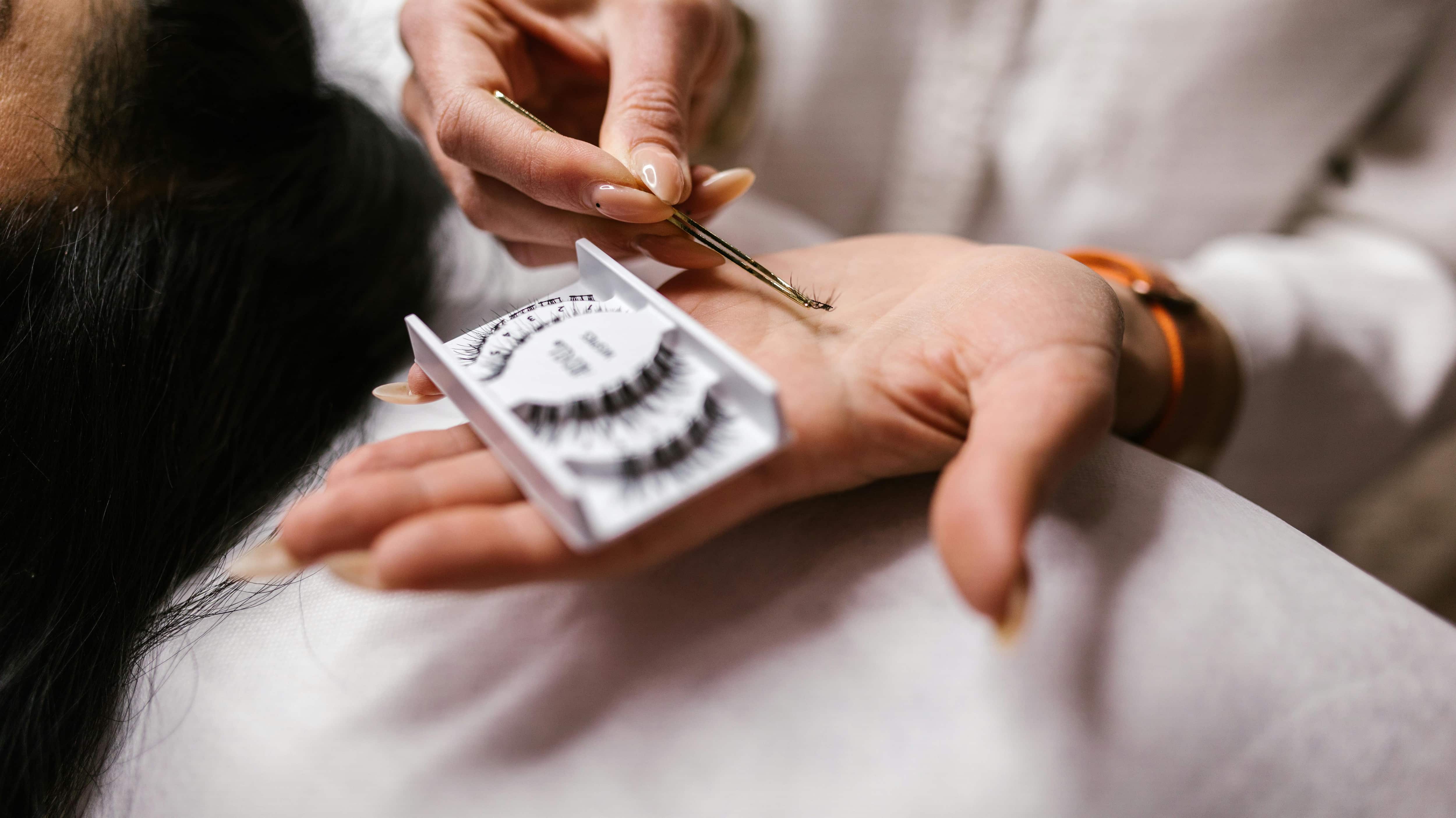 Joven descubre infidelidad gracias a una pestaña postiza encontrada en casa de su novio