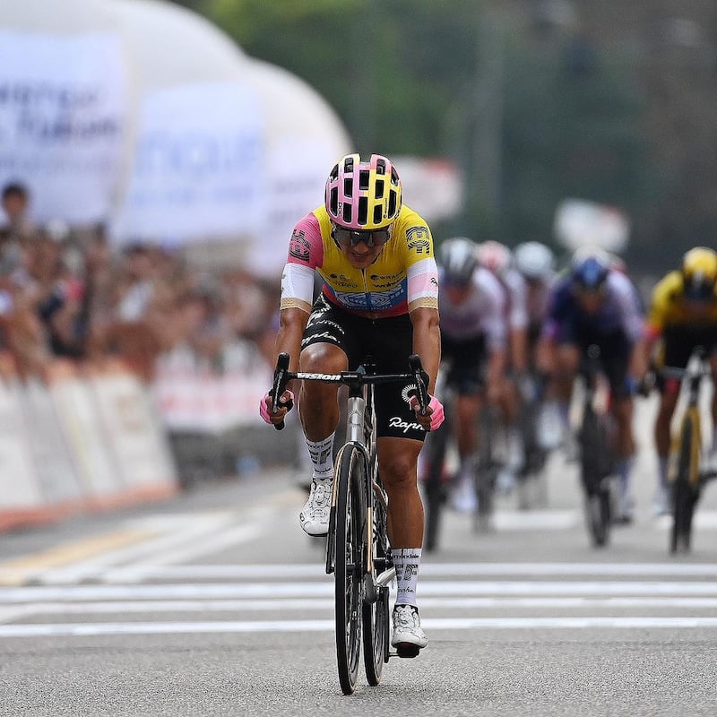 Richard Carapaz consigue un podio previo al Giro de Lombardía