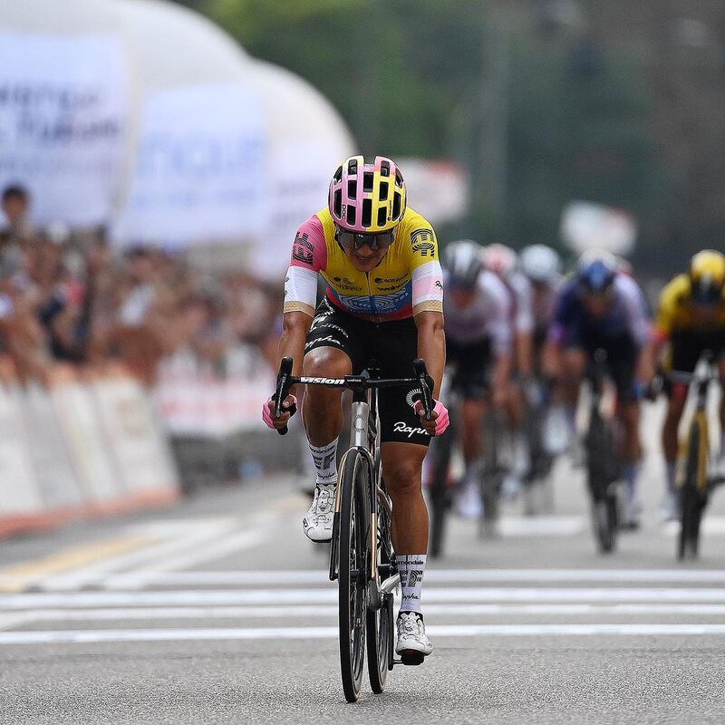 Richard Carapaz consigue un podio previo al Giro de Lombardía