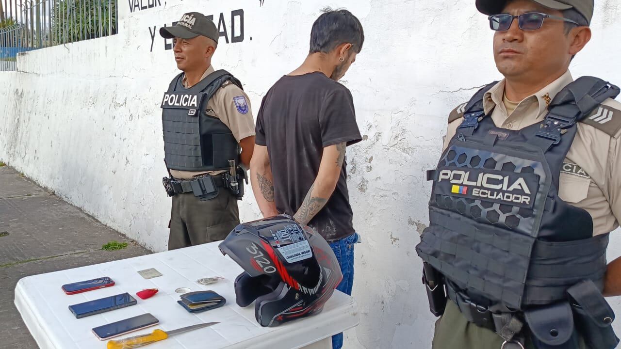 Quito: sujeto en motocicleta intentó robar a transeúntes y huir de la Policía