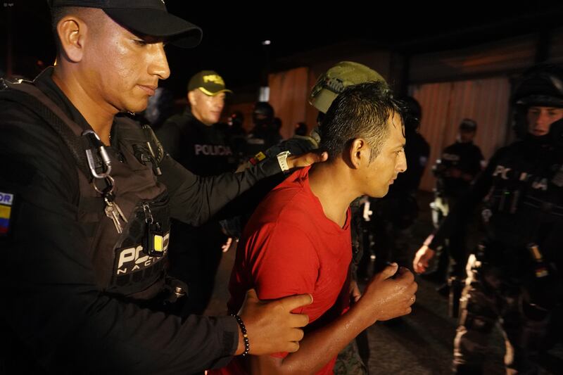 Amigos en "piscinazo" en toque de queda
