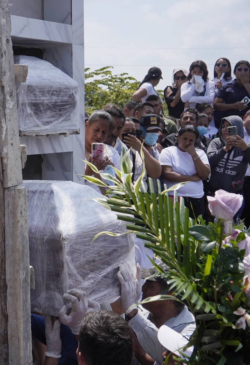 Daule, Guayas, viernes 05 de junio del 2026
Los restos de los 8 desaparecidos, fueron enterrados en el Cementerio General Juan Bautista Aguirre del recinto Los Tintos. 
Fotos: César Muñoz/API