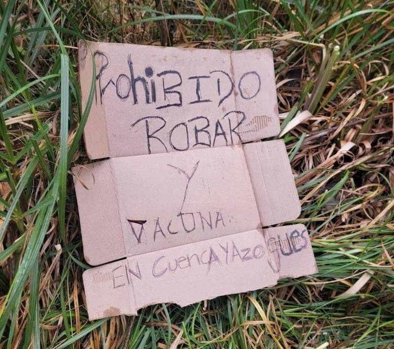 Cadáver hallado en Biblián, Cañar, junto a un cartel que advertía sobre robos en Cuenca y Azogues.