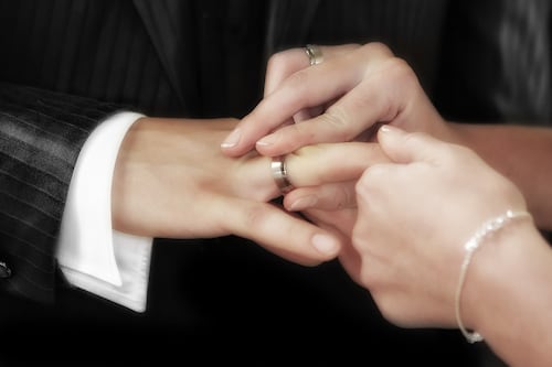 Sacerdote explica por qué el anillo de matrimonio se usa en el dedo anular: “Es el más débil...”
