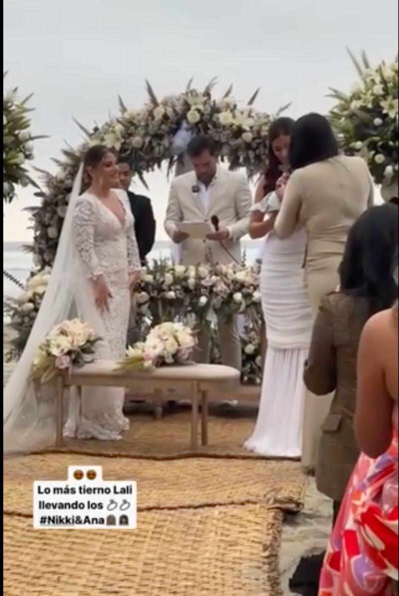 Las fotos inéditas de la boda de la MasterChef Nikki Mackliff con su novia en la playa